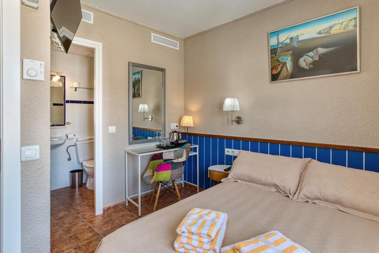 カダケス La Fonda Bed & Breakfast エクステリア 写真