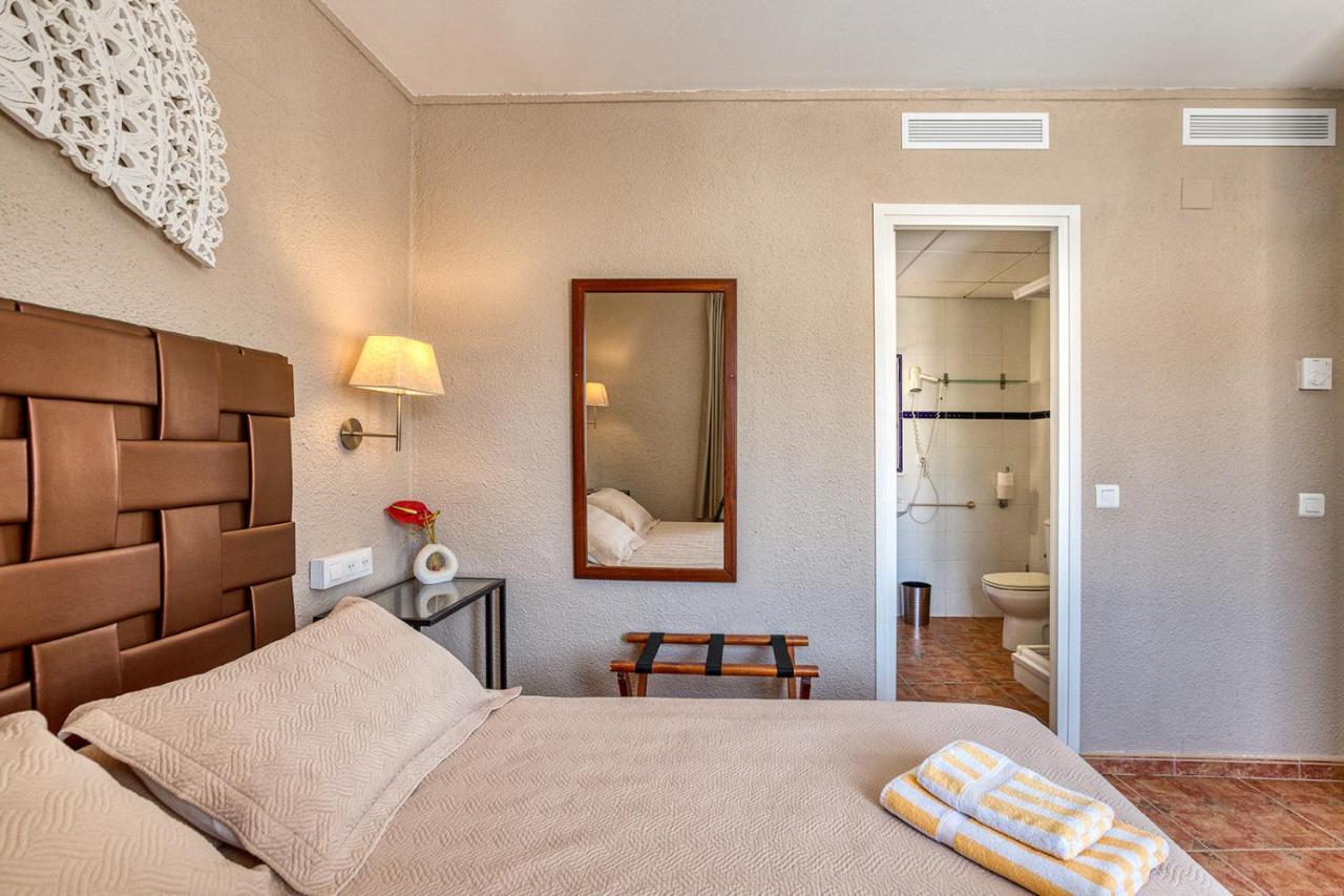カダケス La Fonda Bed & Breakfast エクステリア 写真