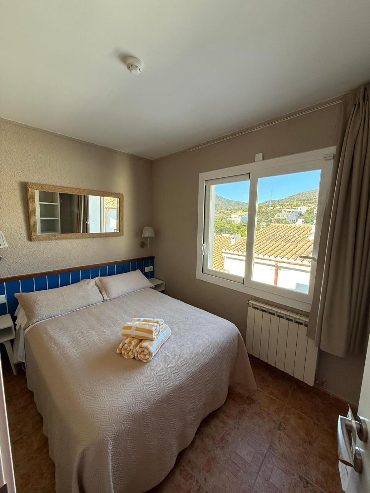 カダケス La Fonda Bed & Breakfast エクステリア 写真