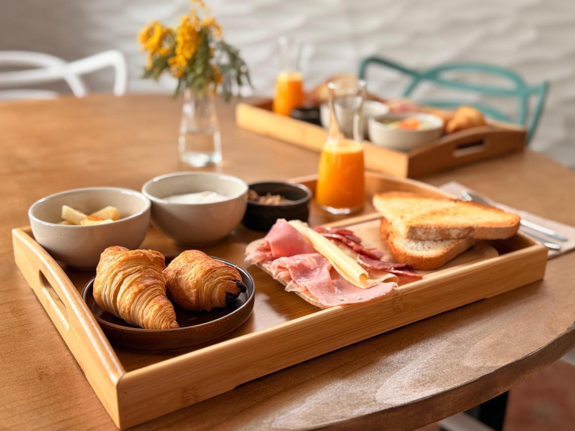 カダケス La Fonda Bed & Breakfast エクステリア 写真