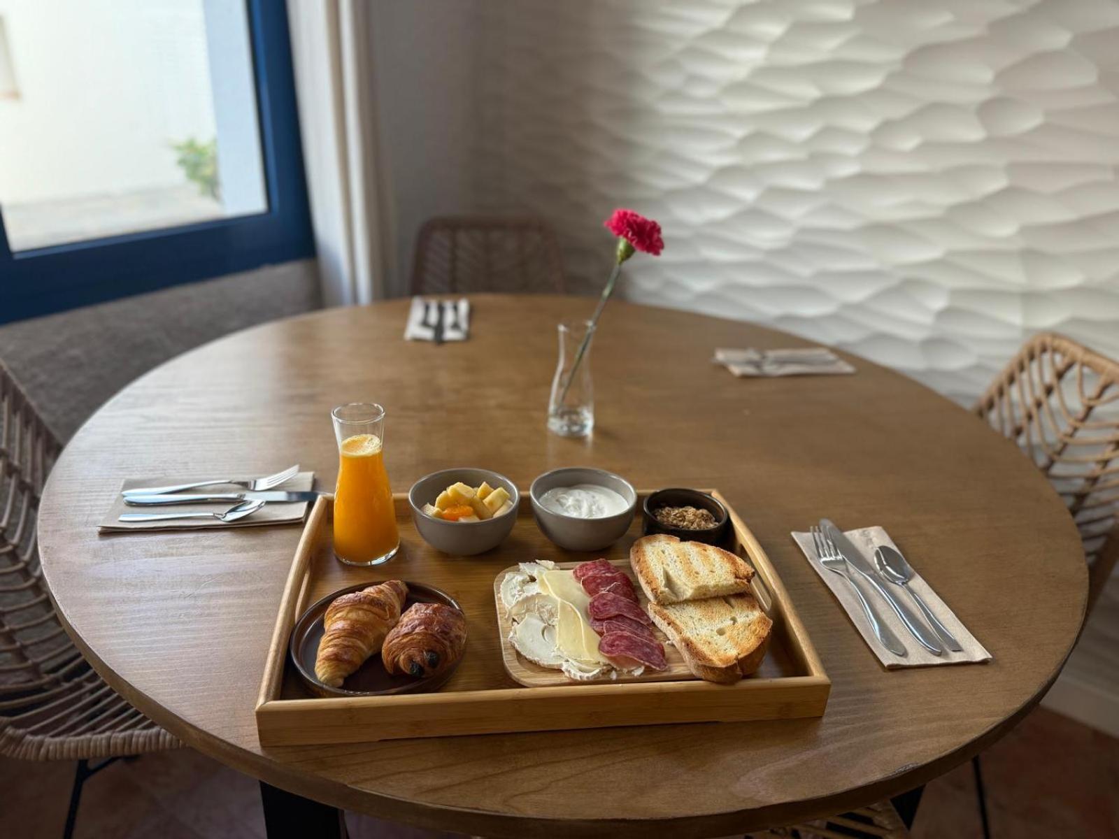 カダケス La Fonda Bed & Breakfast エクステリア 写真