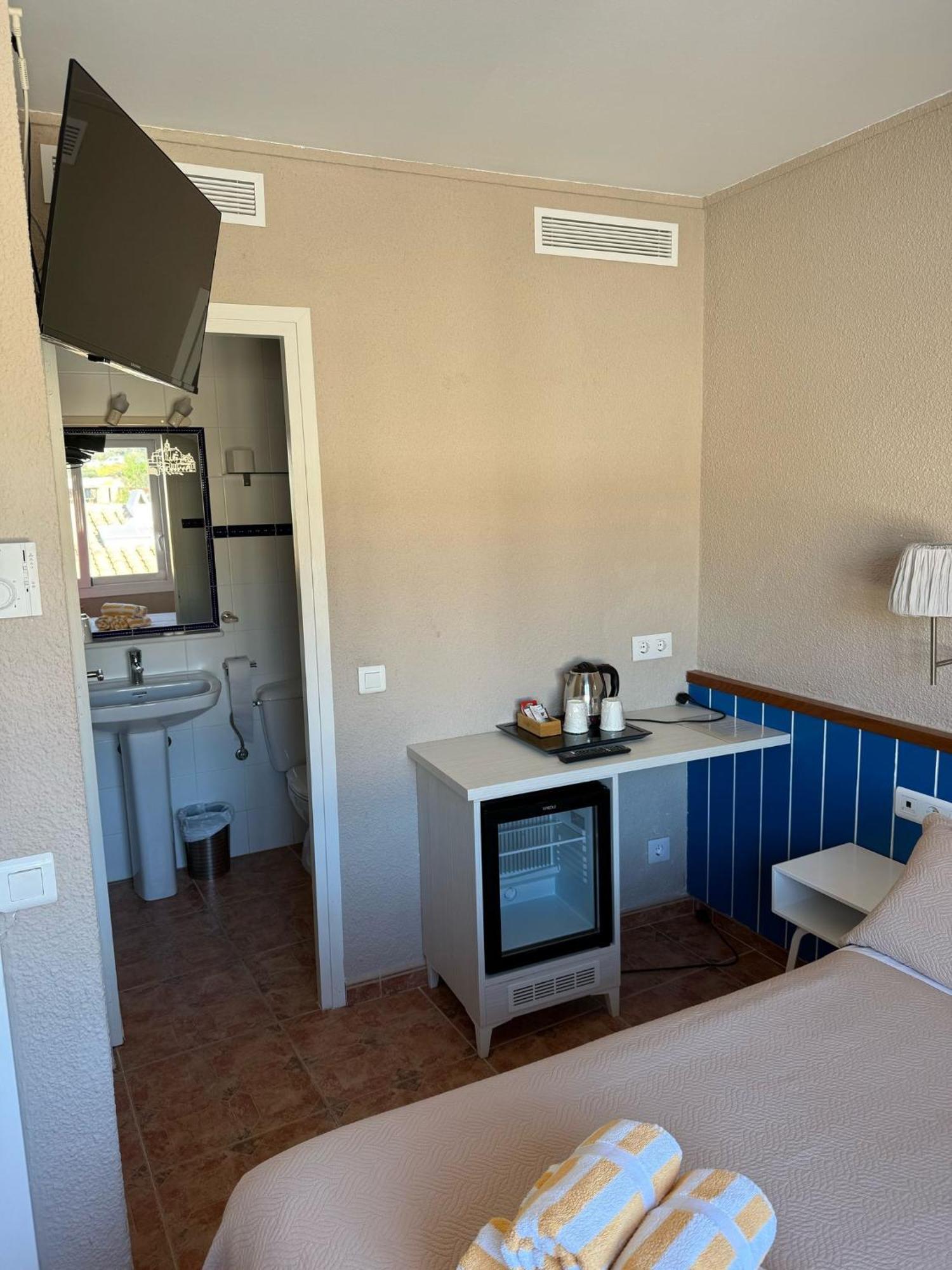 カダケス La Fonda Bed & Breakfast エクステリア 写真