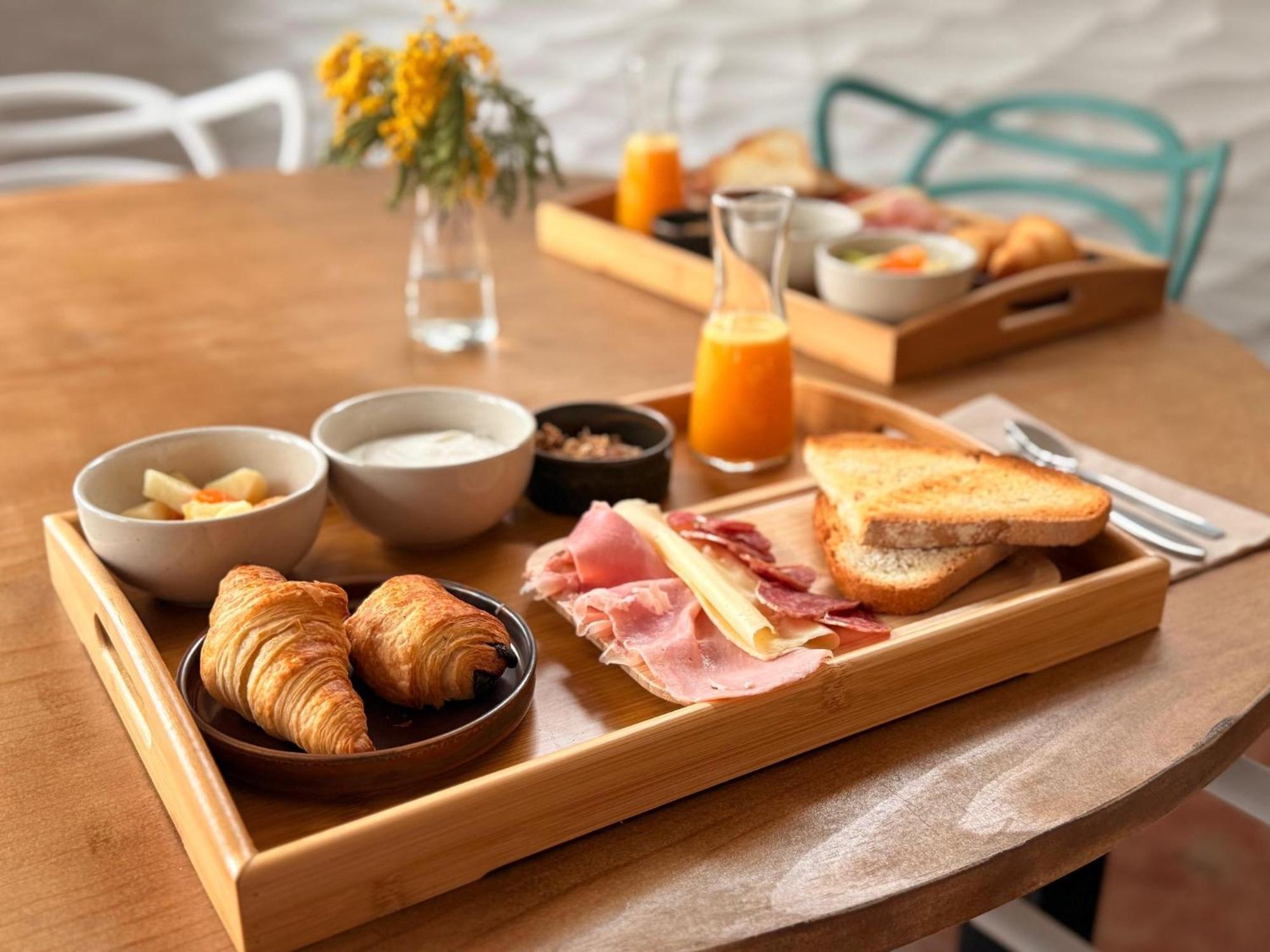 カダケス La Fonda Bed & Breakfast エクステリア 写真