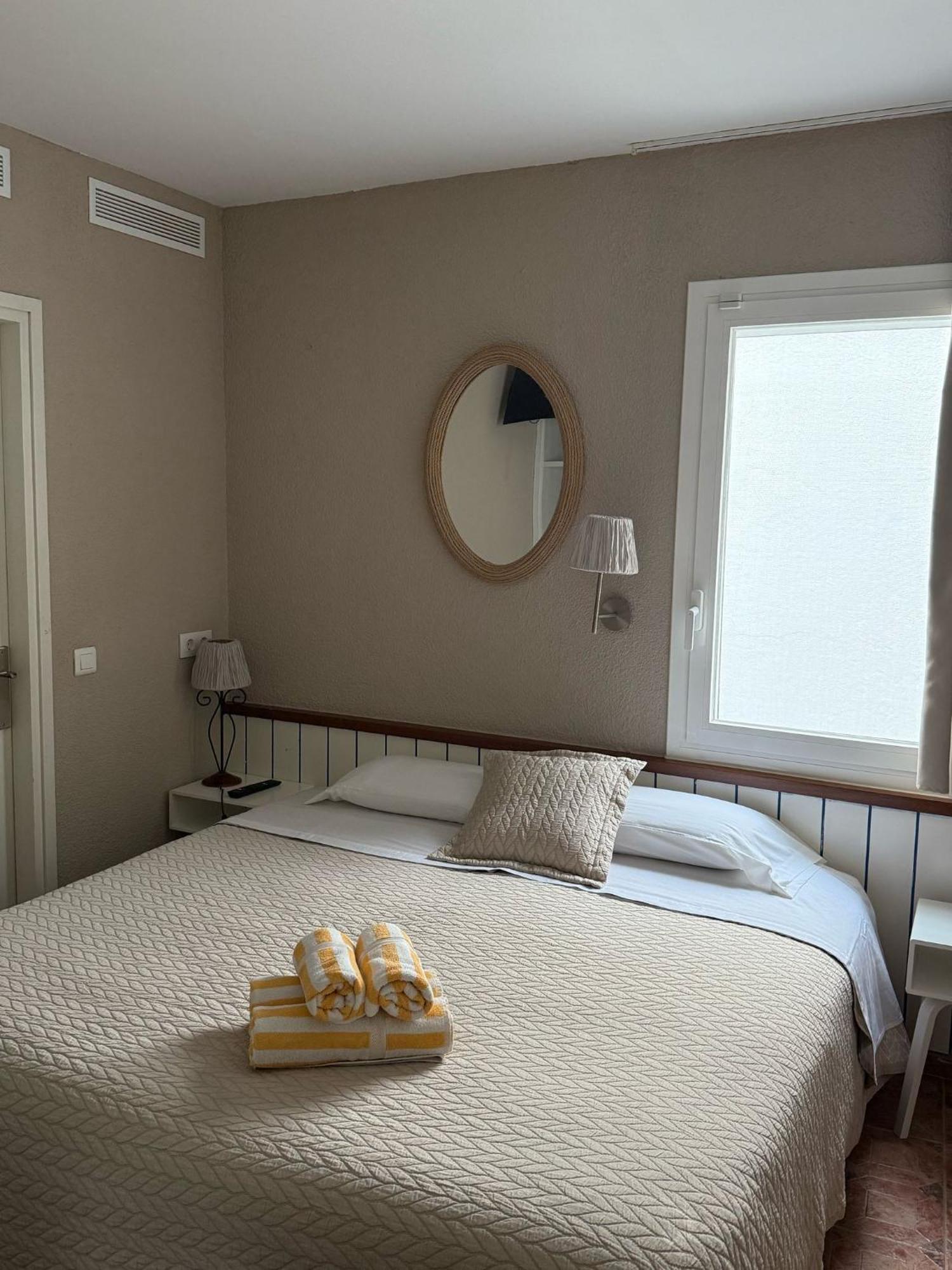 カダケス La Fonda Bed & Breakfast エクステリア 写真